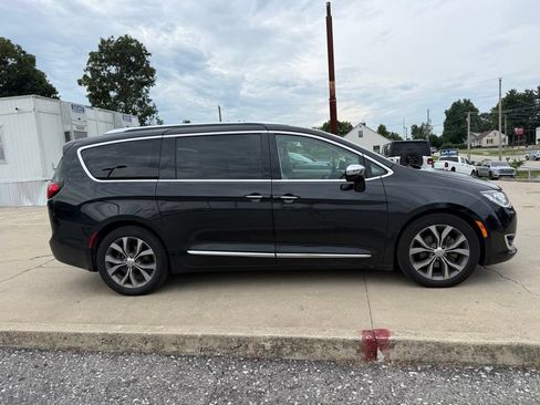 Used 2018 Chrysler Pacifica Limited w/ Tire & Wheel Group FWD image 5