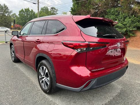 Used 2023 Toyota Highlander XLE AWD/4WD image 6