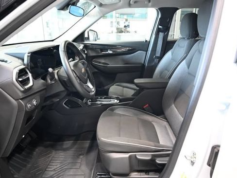Certified 2025 Chevrolet TrailBlazer LT w/ LT Cold Weather Package FWD image 9