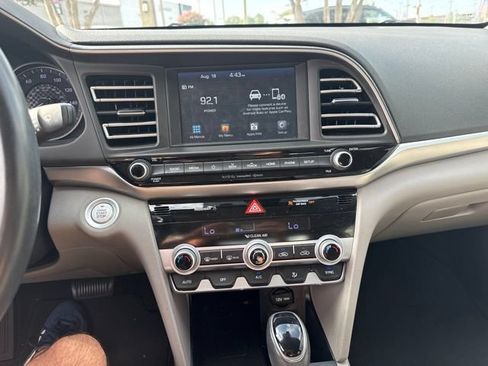 Used 2020 Hyundai Elantra Limited FWD image 4