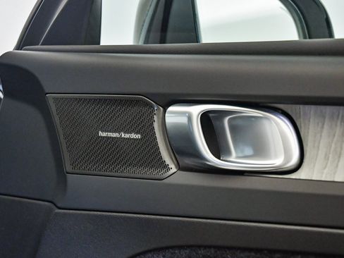 Certified 2025 Volvo XC40 B5 Plus w/ Climate Package image 18