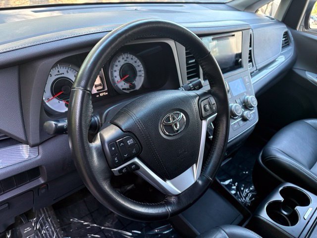 Used 2015 Toyota Sienna SE FWD image 10