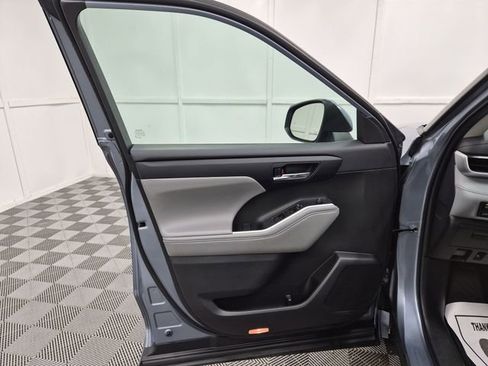Used 2022 Toyota Highlander XLE image 12