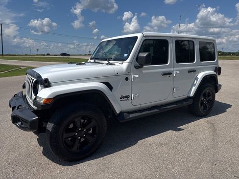 Used 2021 Jeep Wrangler Unlimited Sahara AWD/4WD image 4