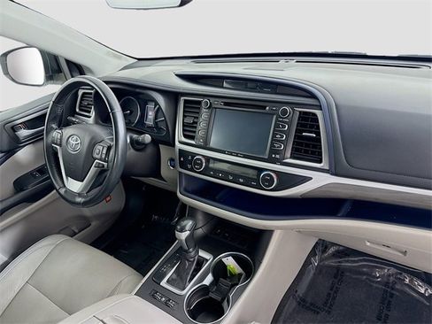 Used 2019 Toyota Highlander Limited image 32