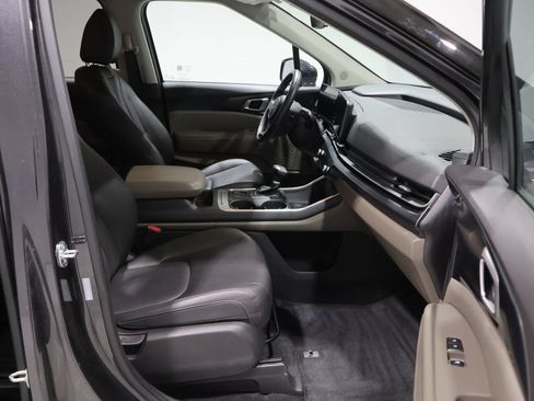 Used 2025 Kia Carnival FWD image 21