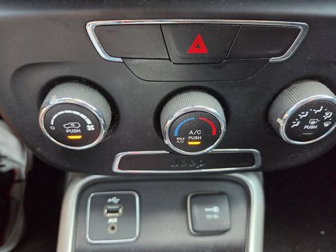Used 2018 Jeep Compass Latitude FWD image 22