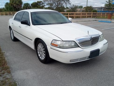 Used 2003 Lincoln Town Car Executive image 4
