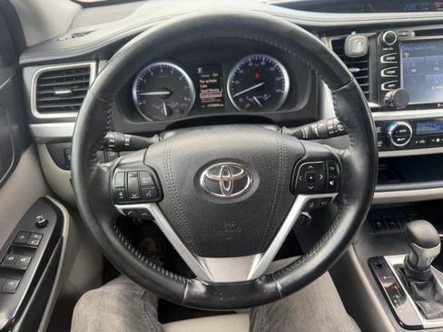 Used 2018 Toyota Highlander XLE FWD image 12