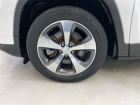 Used 2020 Jeep Cherokee Limited image 19