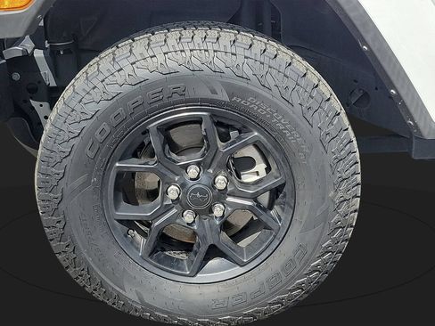 Used 2024 Jeep Gladiator Sport AWD/4WD image 9