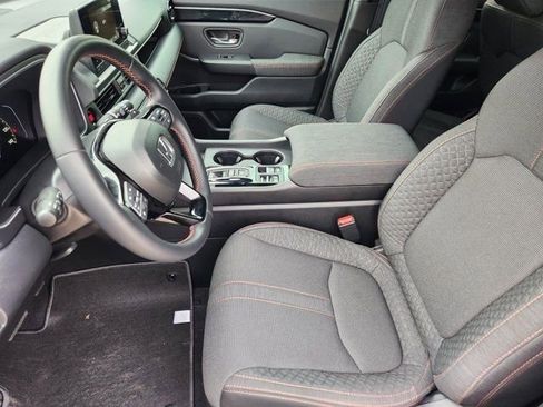 Used 2025 Honda Pilot Sport image 4