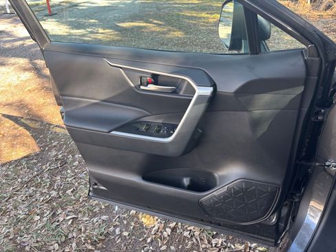 Used 2025 Toyota RAV4 XLE w/ Convenience Package image 18