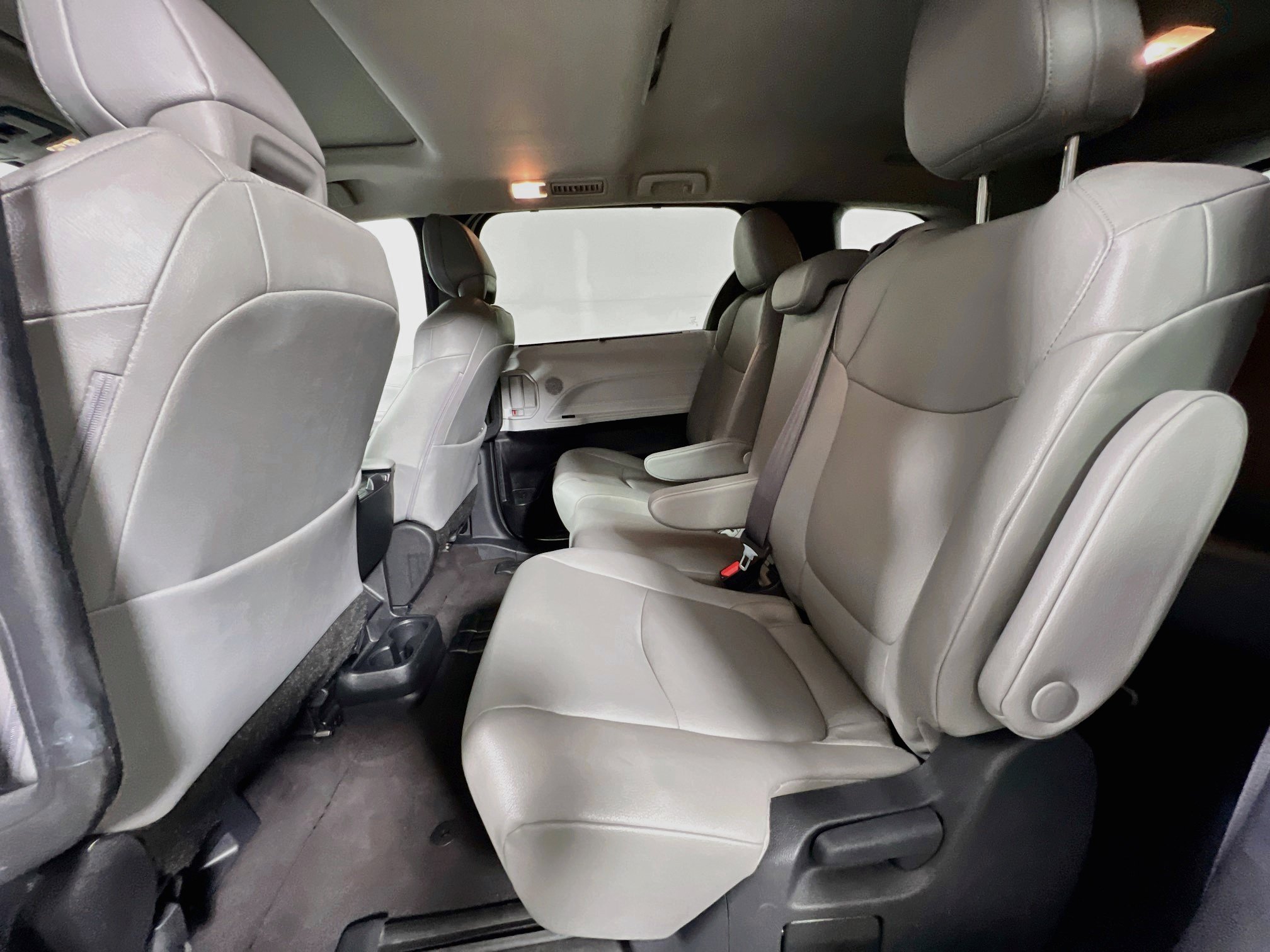 Used 2025 Toyota Sienna XLE FWD image 29