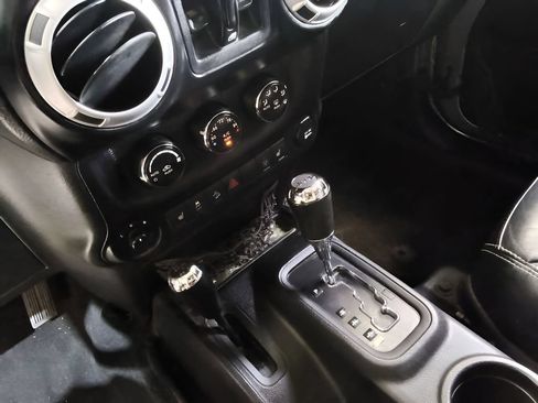 Used 2014 Jeep Wrangler Unlimited Sahara w/ Dual Top Group AWD/4WD image 19