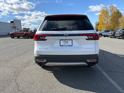 Used 2024 Toyota Grand Highlander AWD Hybrid image 7