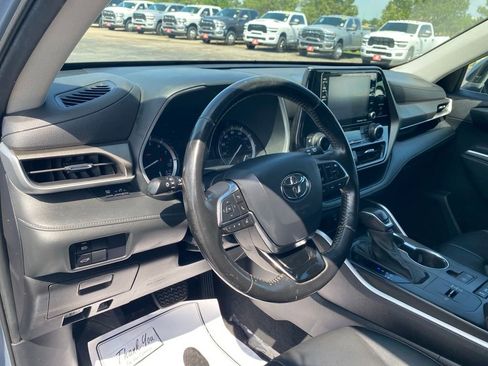 Used 2020 Toyota Highlander XLE FWD image 13