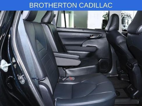 Used 2020 Toyota Highlander XLE AWD/4WD image 32