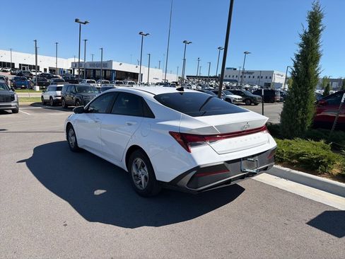 Certified 2024 Hyundai Elantra SE image 5