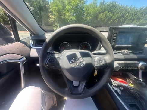 Used 2021 Toyota RAV4 LE AWD/4WD image 3