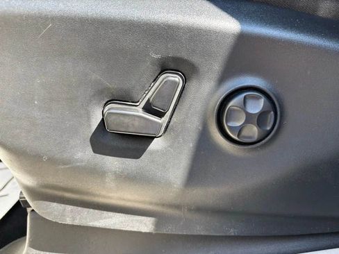Used 2023 Chrysler Voyager LX FWD image 20