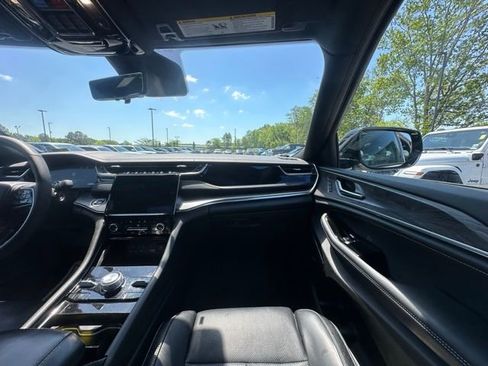 Used 2023 Jeep Grand Cherokee Overland w/ Luxury Tech Group IV AWD/4WD image 31