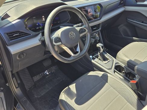 Certified 2024 Volkswagen Taos SE FWD image 11