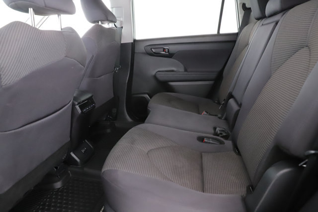 Used 2024 Toyota Highlander LE AWD/4WD image 28