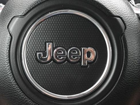 Used 2018 Jeep Wrangler Unlimited Sahara w/ Uconnect 4C Nav & Sound Group AWD/4WD image 9