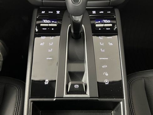 Certified 2025 Porsche Macan image 33