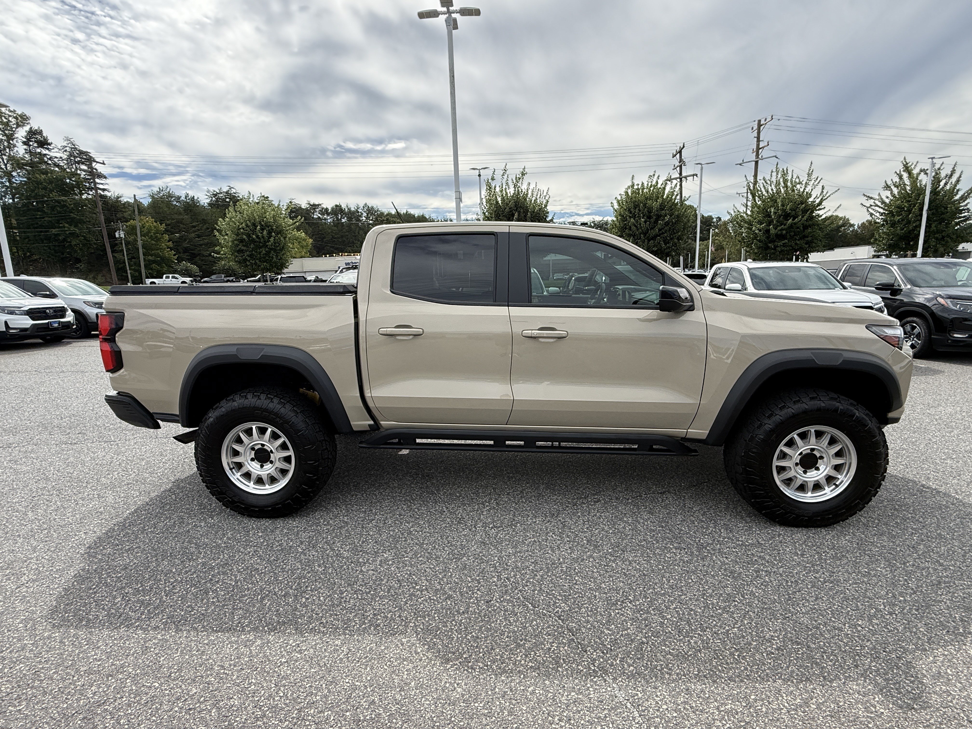 Used 2024 Chevrolet Colorado ZR2 w/ Technology Package AWD/4WD image 14