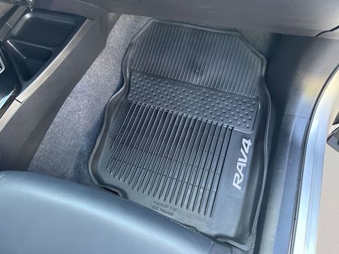 Used 2016 Toyota RAV4 Limited AWD/4WD image 9
