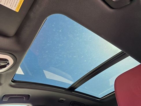 Used 2025 Porsche Macan image 18