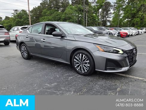 Used 2025 Nissan Altima 2.5 SV FWD image 15
