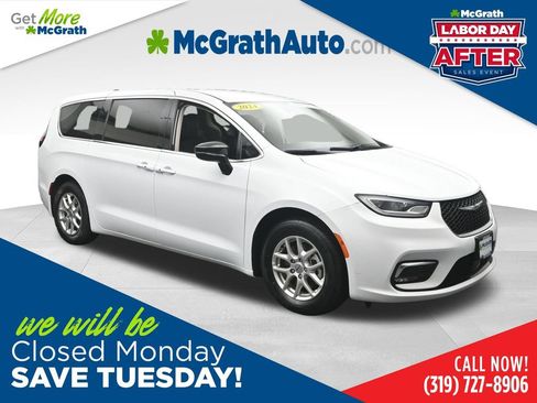 Used 2024 Chrysler Pacifica Touring-L FWD image 1