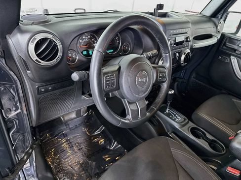 Used 2018 Jeep Wrangler Unlimited Rubicon w/ Connectivity Group AWD/4WD image 15