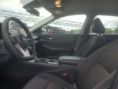 Used 2025 Nissan Altima 2.5 SV FWD image 8