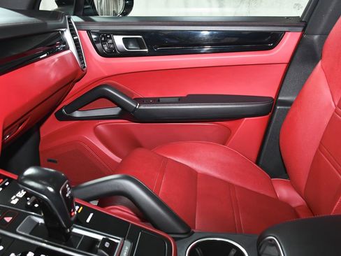 Used 2021 Porsche Cayenne image 41