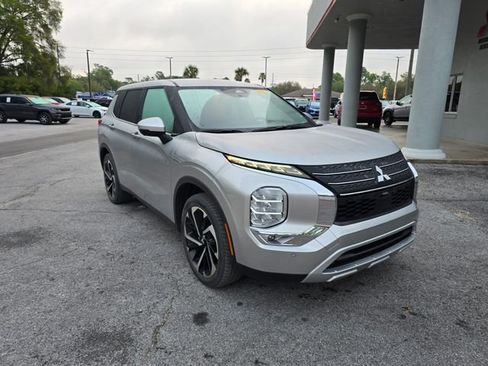 Used 2022 Mitsubishi Outlander SE image 1