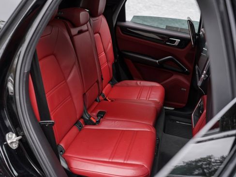 Used 2020 Porsche Cayenne image 24