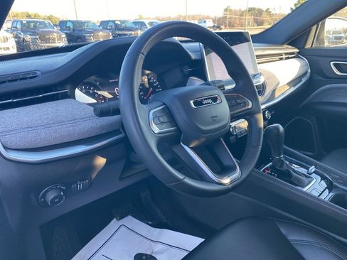 Used 2024 Jeep Compass Latitude image 14