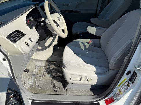 Used 2014 Toyota Sienna LE image 19