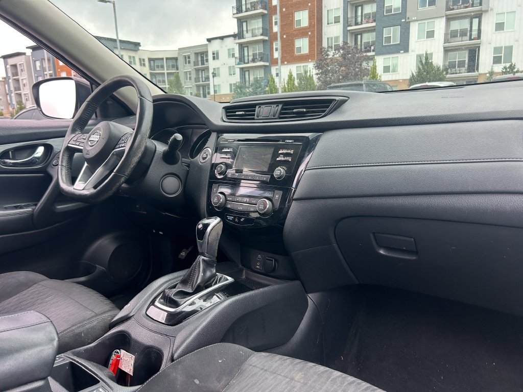 Used 2017 Nissan Rogue SV FWD image 33