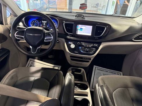 Used 2022 Chrysler Voyager LX image 29