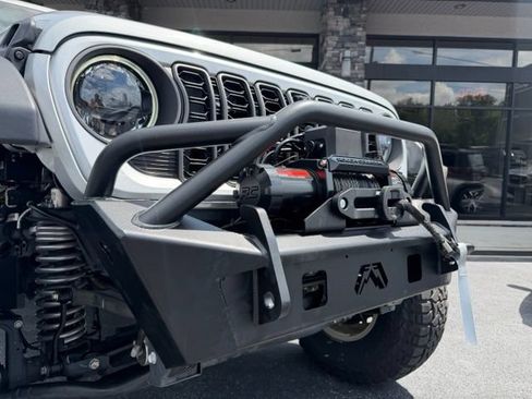 Used 2024 Jeep Gladiator Mojave w/ Technology Group AWD/4WD image 2