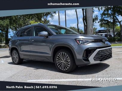 Used 2025 Volkswagen Taos SE w/ Panoramic Sunroof Package