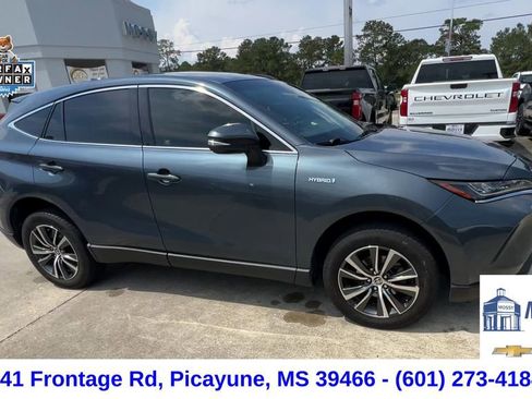 Used 2021 Toyota Venza LE image 2