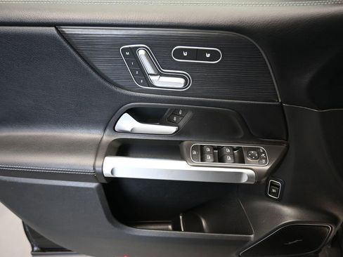 Used 2021 Mercedes-Benz GLB 250 4MATIC w/ Premium Package image 10