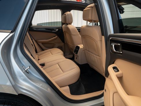 Certified 2025 Porsche Macan image 34