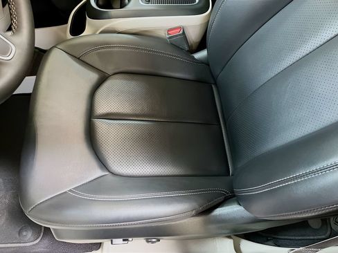 Used 2024 Chrysler Pacifica Touring-L FWD image 18